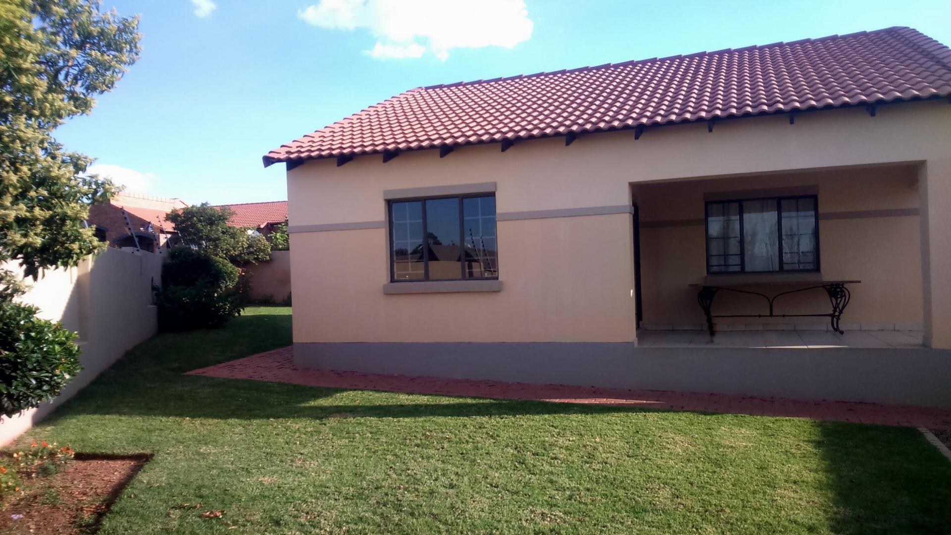 Front View of property in Mooikloof Ridge