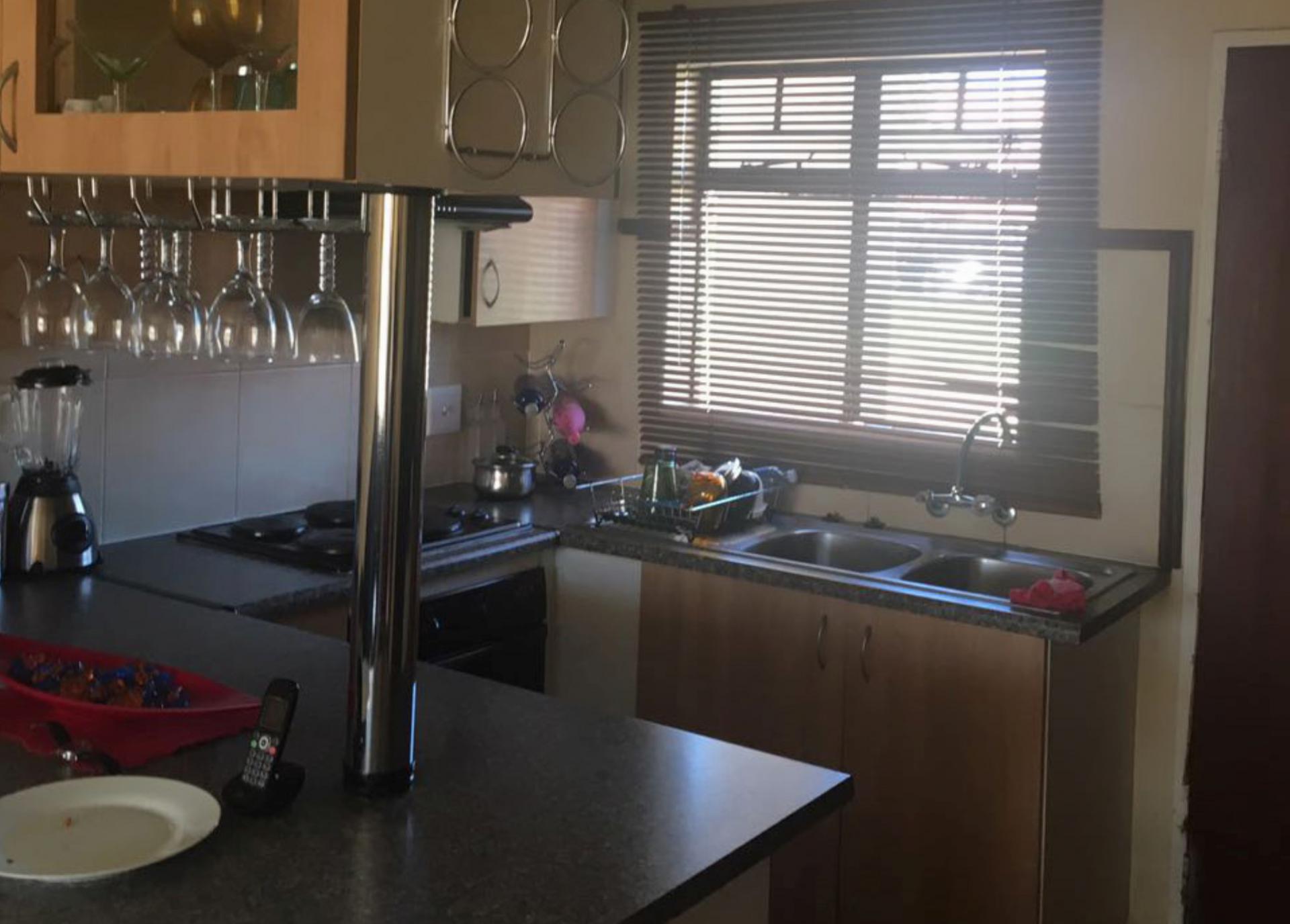 Kitchen - 16 square meters of property in Karenpark