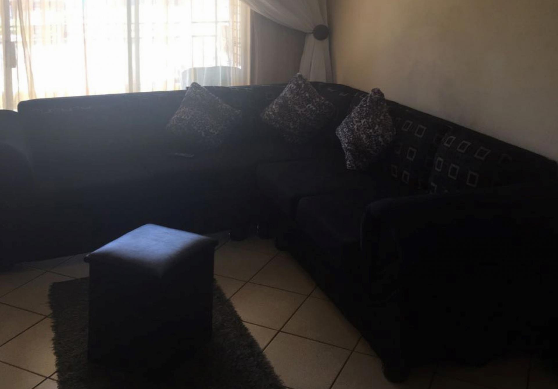 Lounges - 19 square meters of property in Karenpark