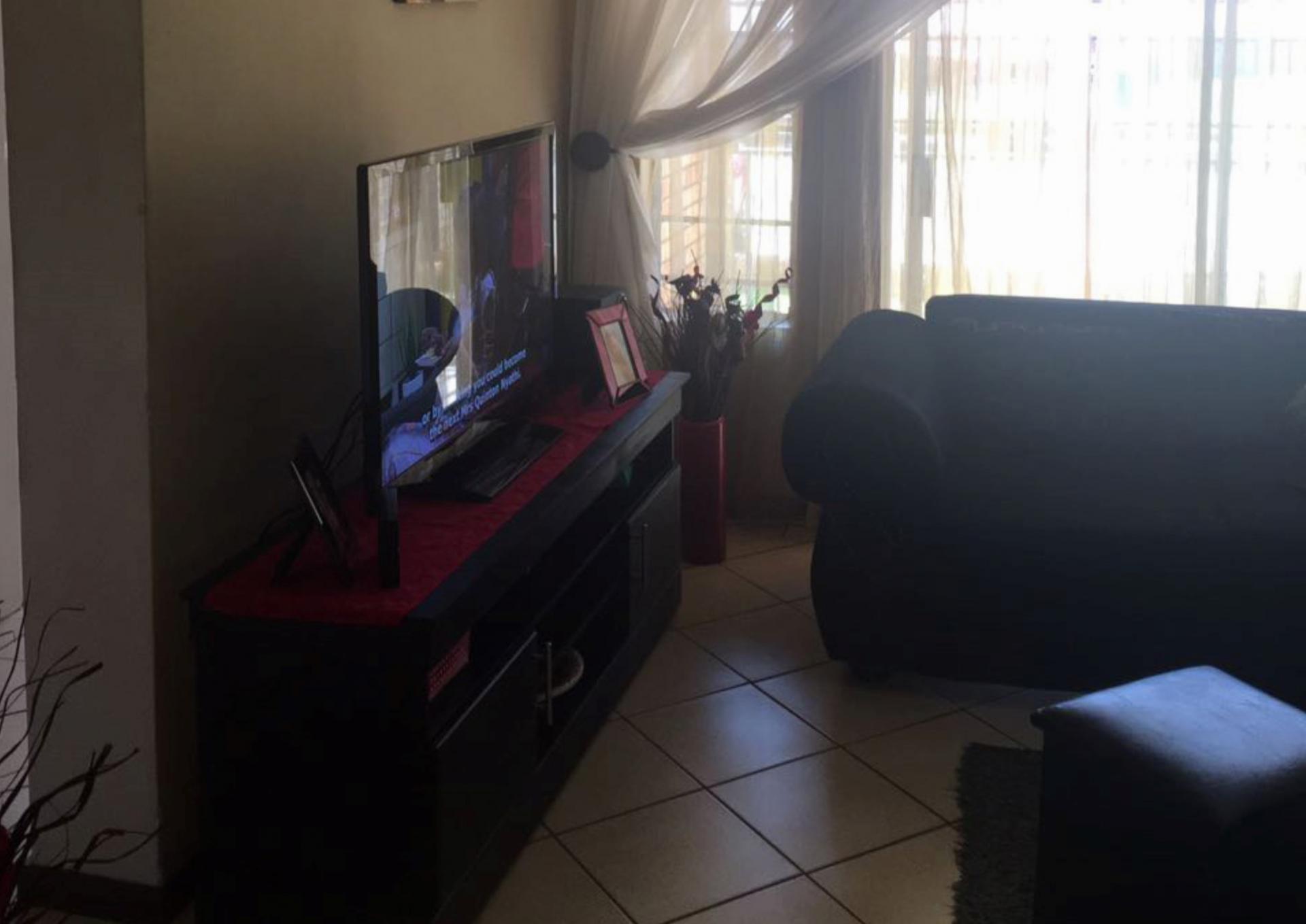 Lounges - 19 square meters of property in Karenpark