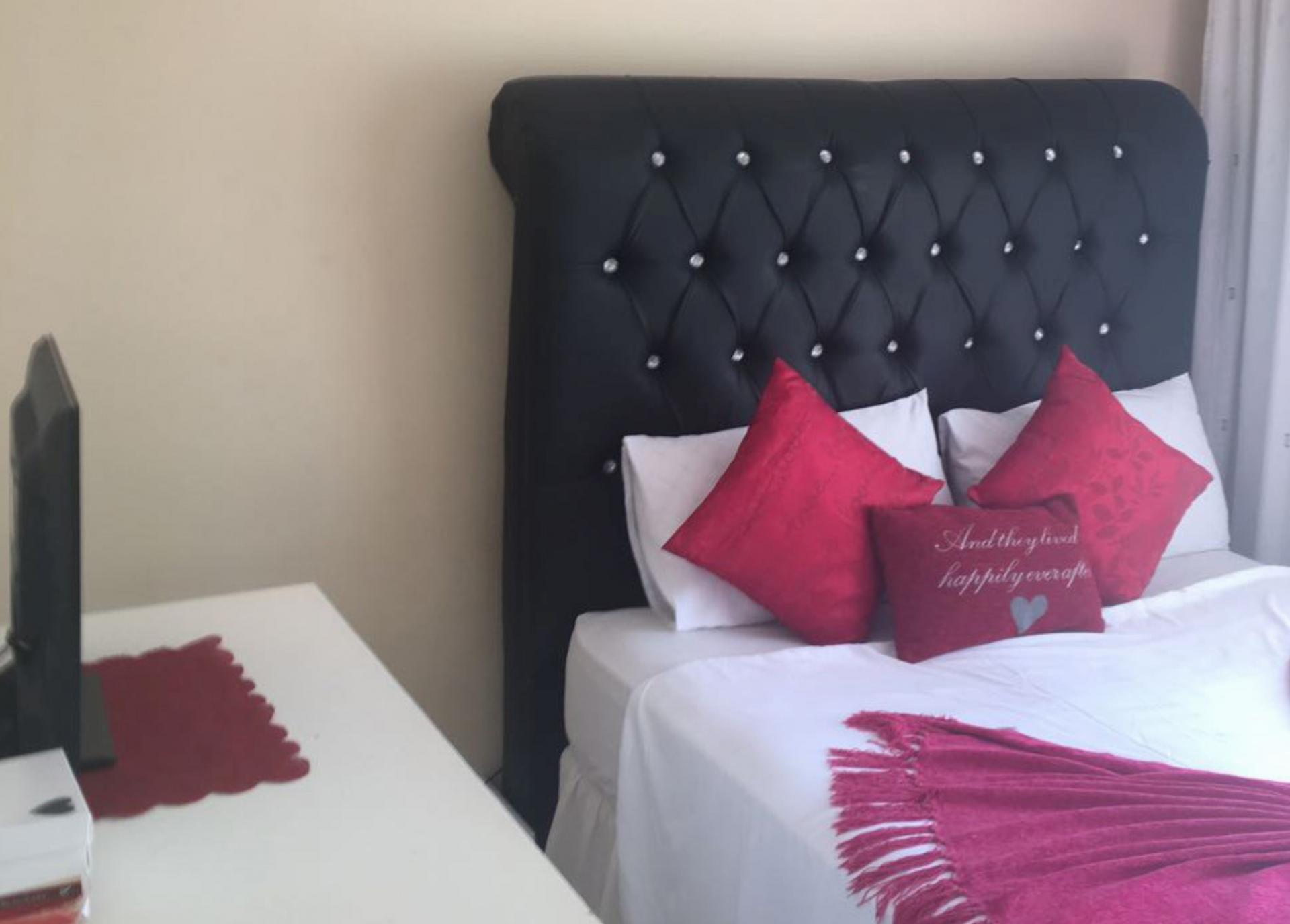 Main Bedroom - 17 square meters of property in Karenpark