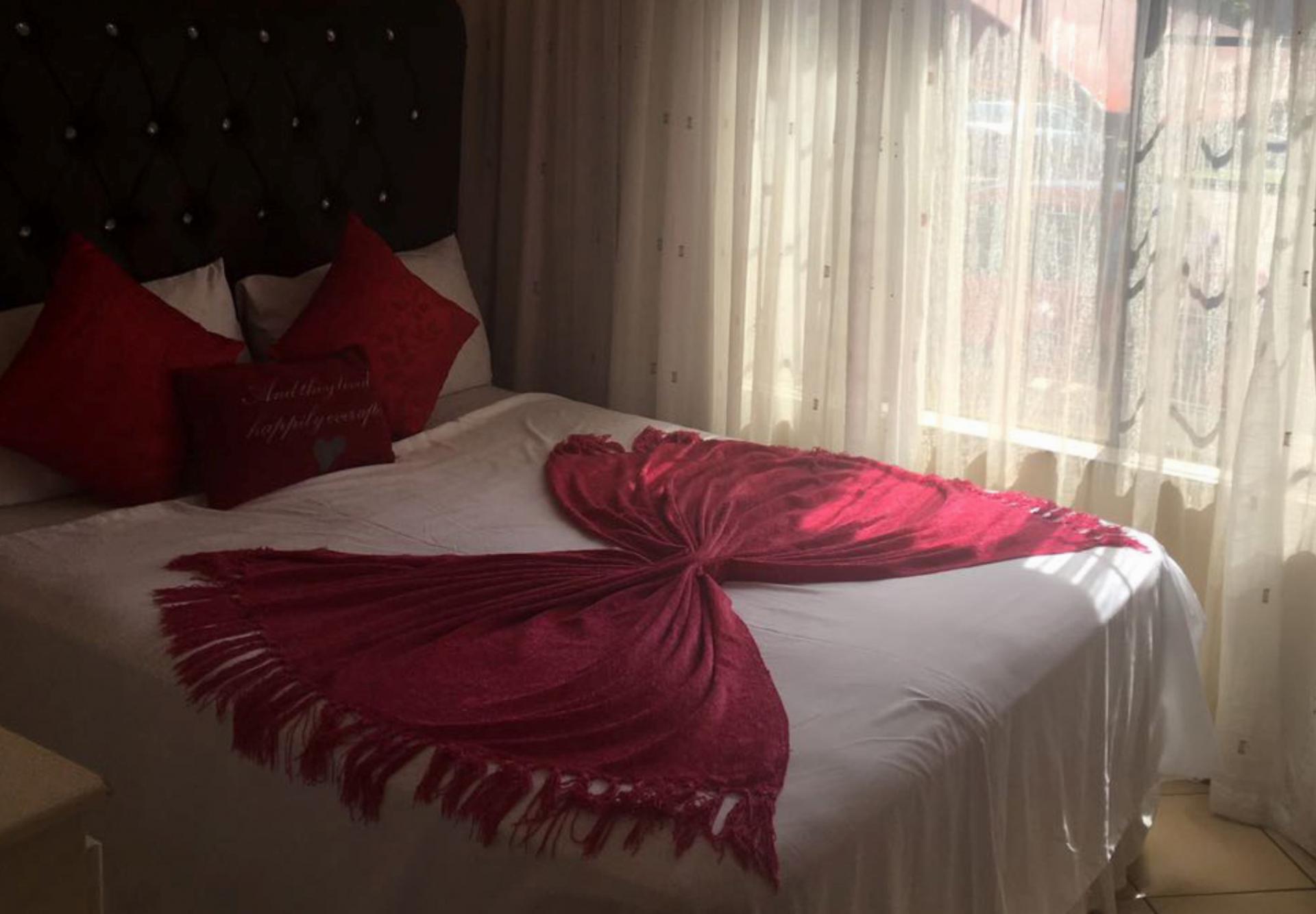 Main Bedroom - 17 square meters of property in Karenpark