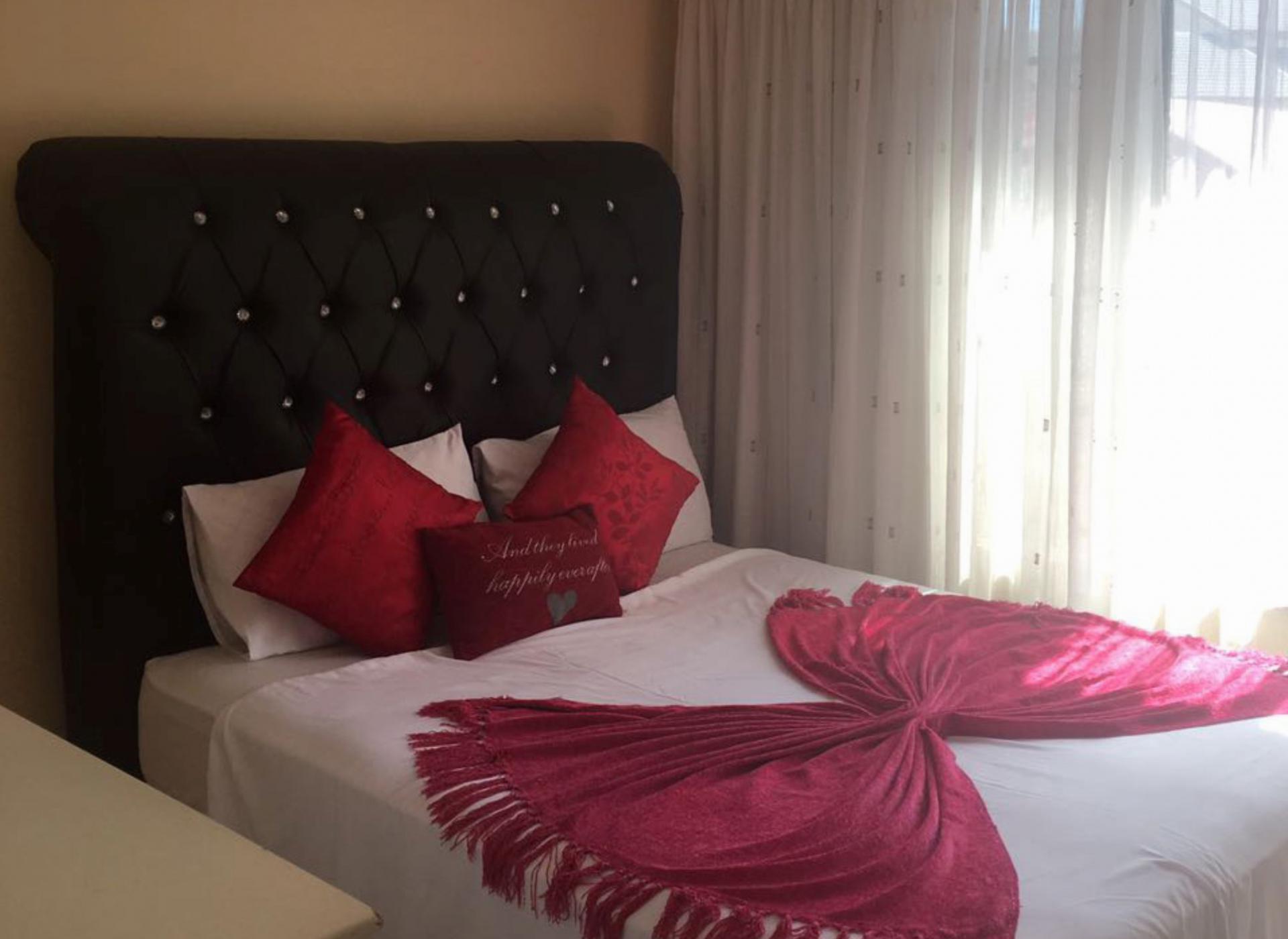 Main Bedroom - 17 square meters of property in Karenpark