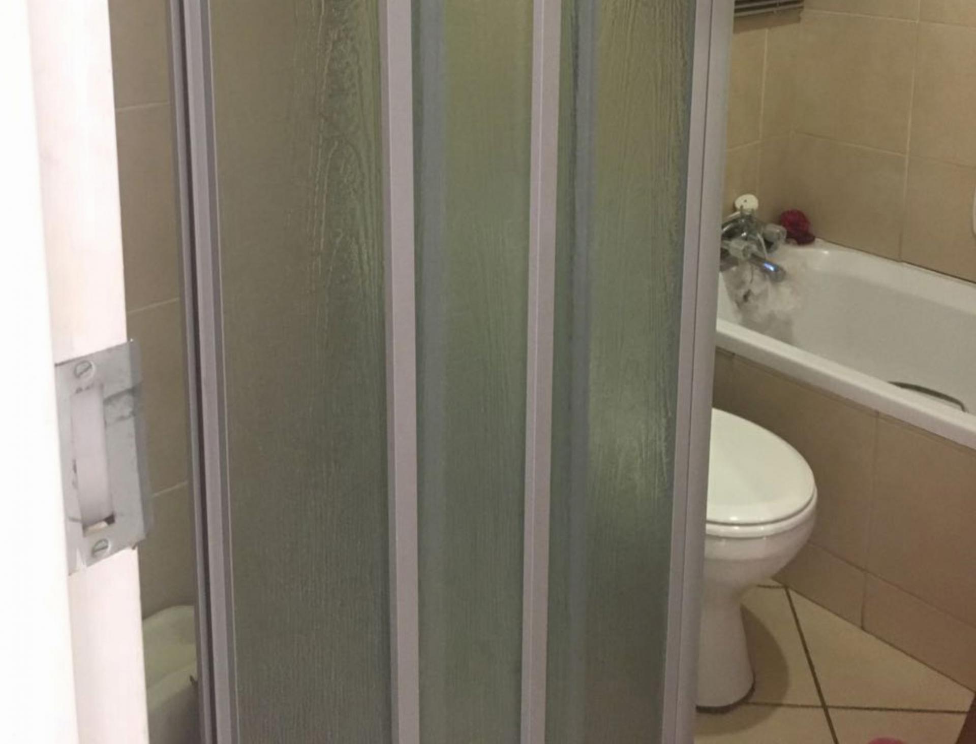 Main Bathroom - 8 square meters of property in Karenpark