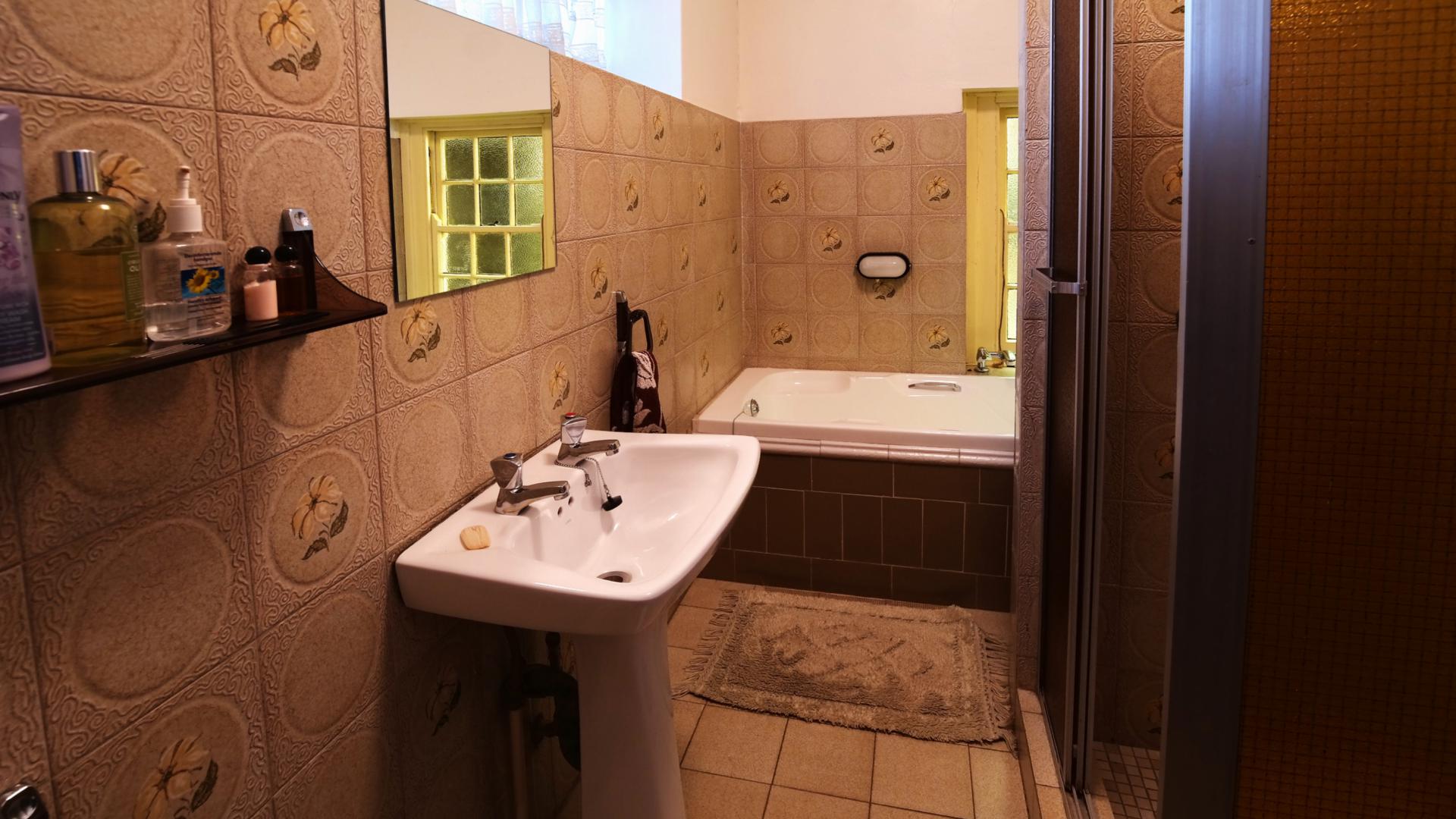 Bathroom 1 of property in Waterkloof Glen