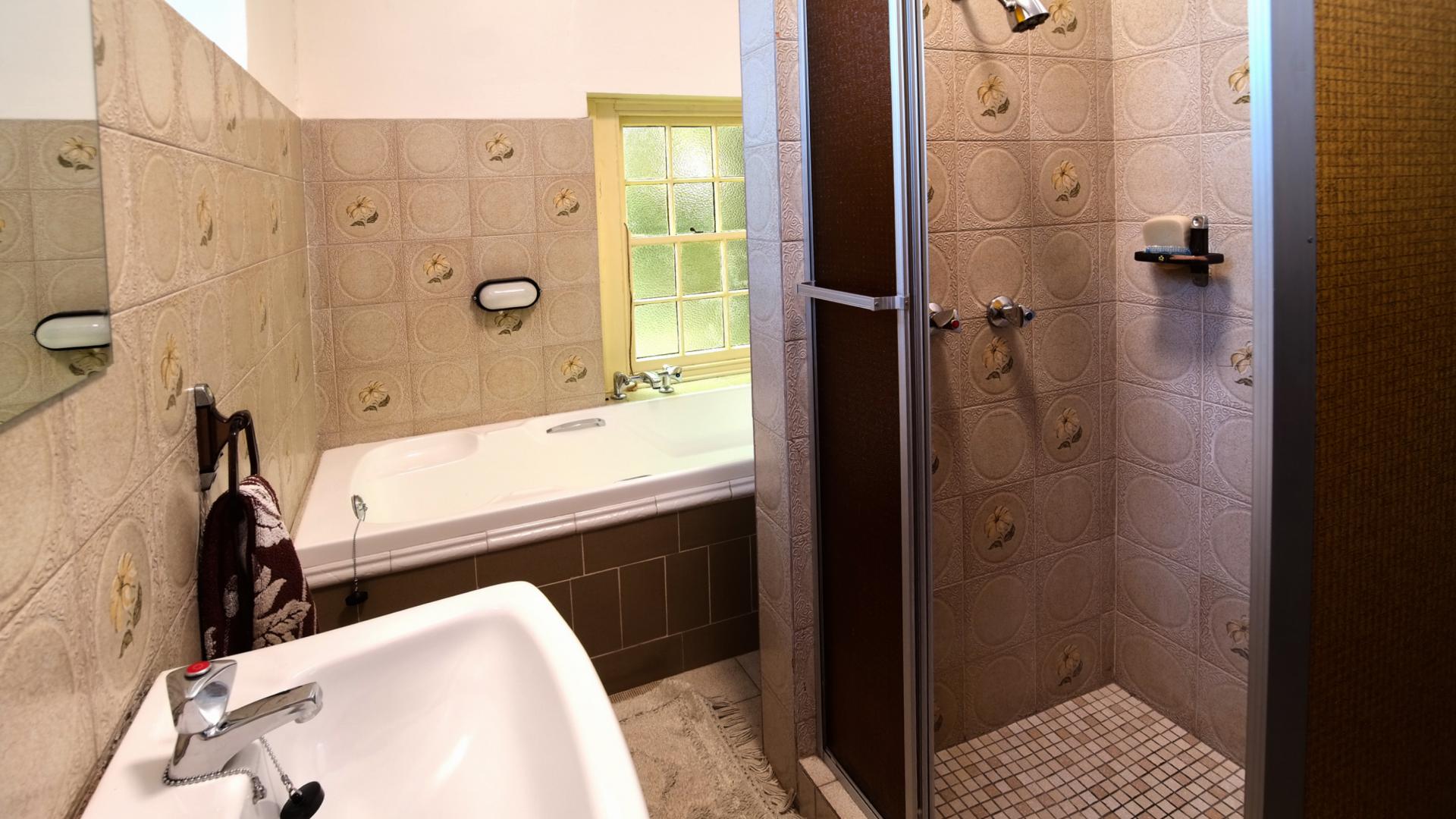 Bathroom 1 of property in Waterkloof Glen