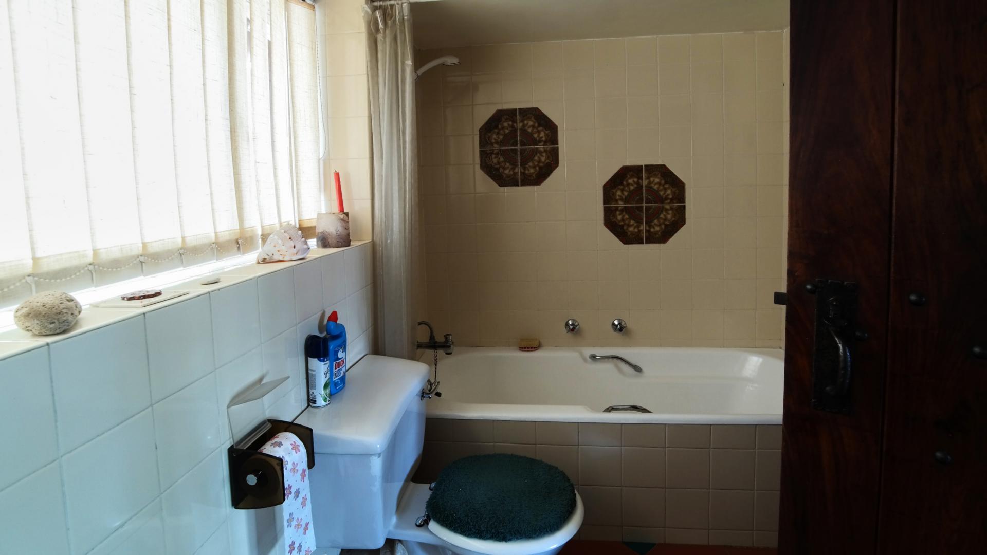 Main Bathroom of property in Waterkloof Glen
