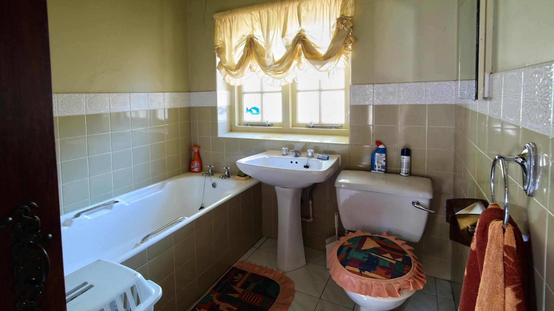 Bathroom 2 of property in Waterkloof Glen