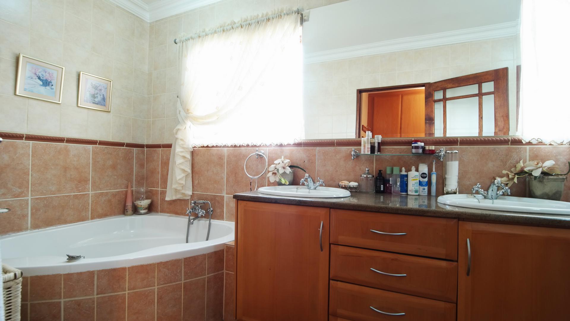 Main Bathroom - 13 square meters of property in The Wilds Estate
