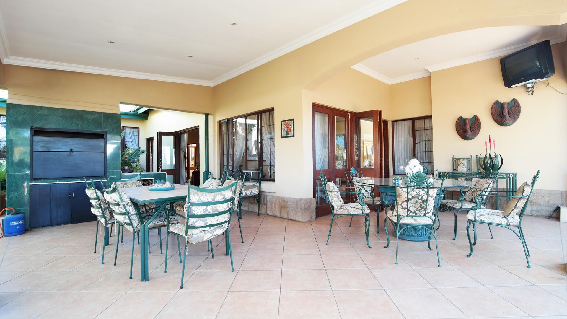 Patio - 43 square meters of property in The Wilds Estate