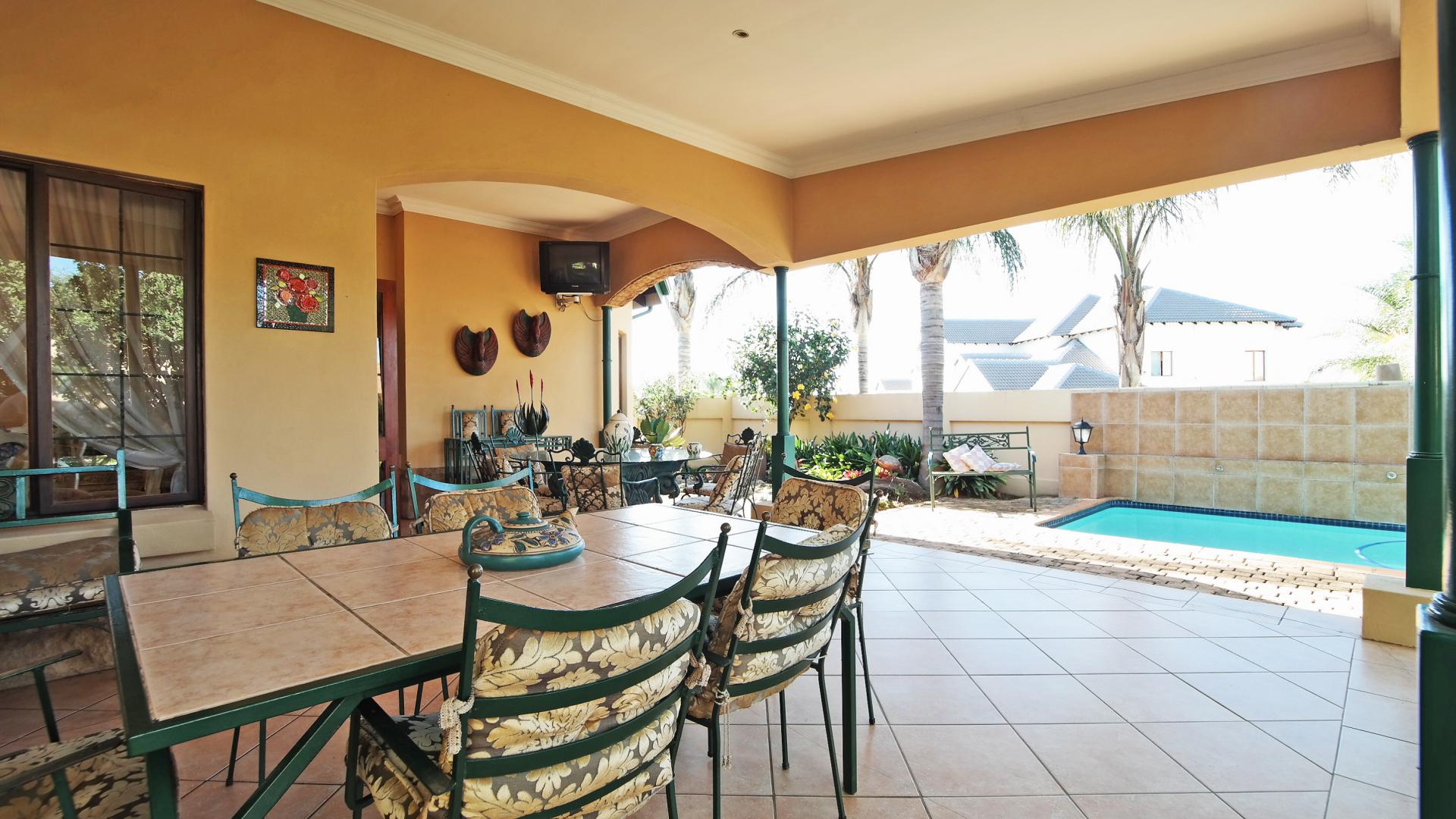 Patio - 43 square meters of property in The Wilds Estate