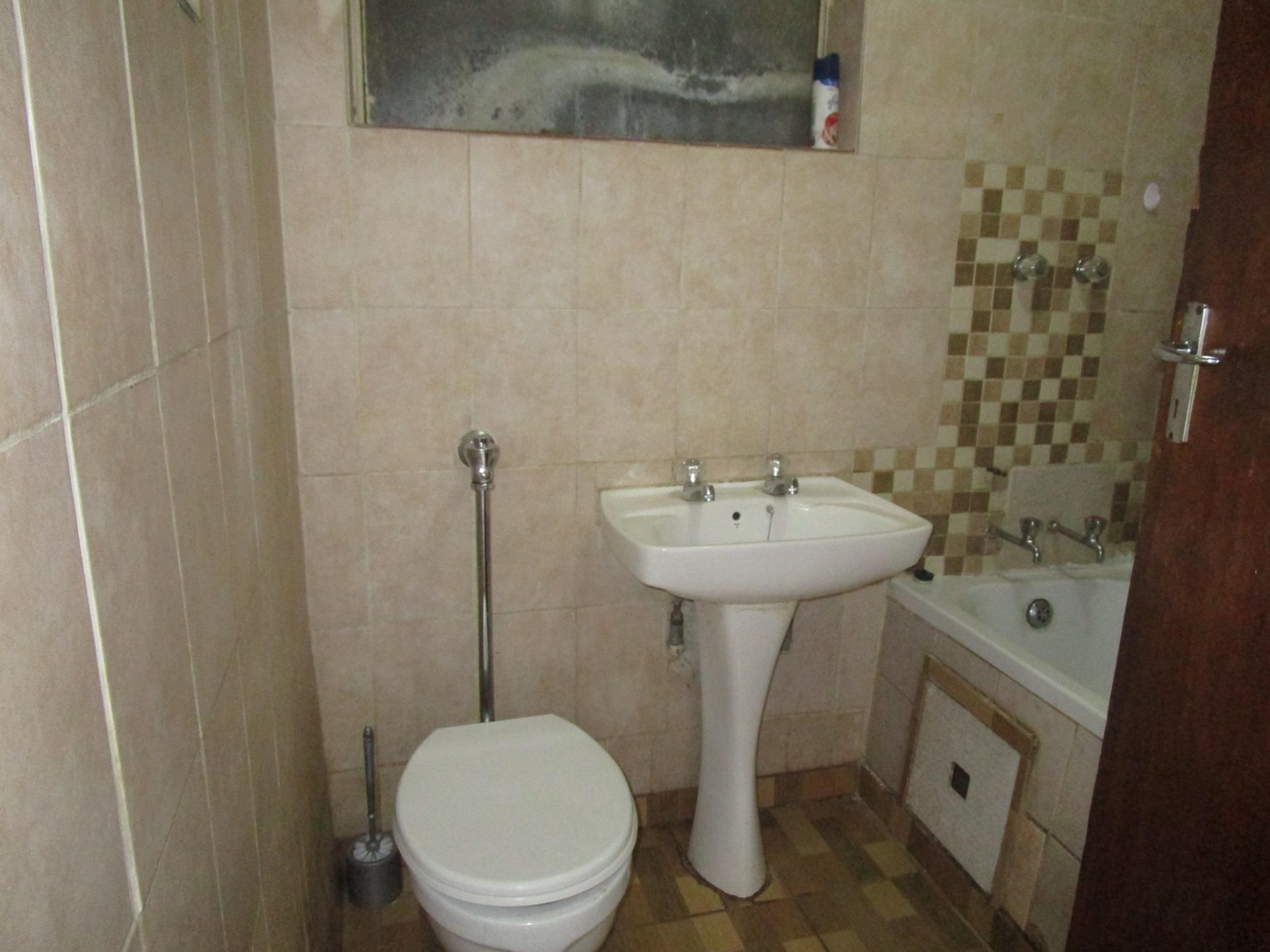 Bathroom 1 - 4 square meters of property in Vanderbijlpark