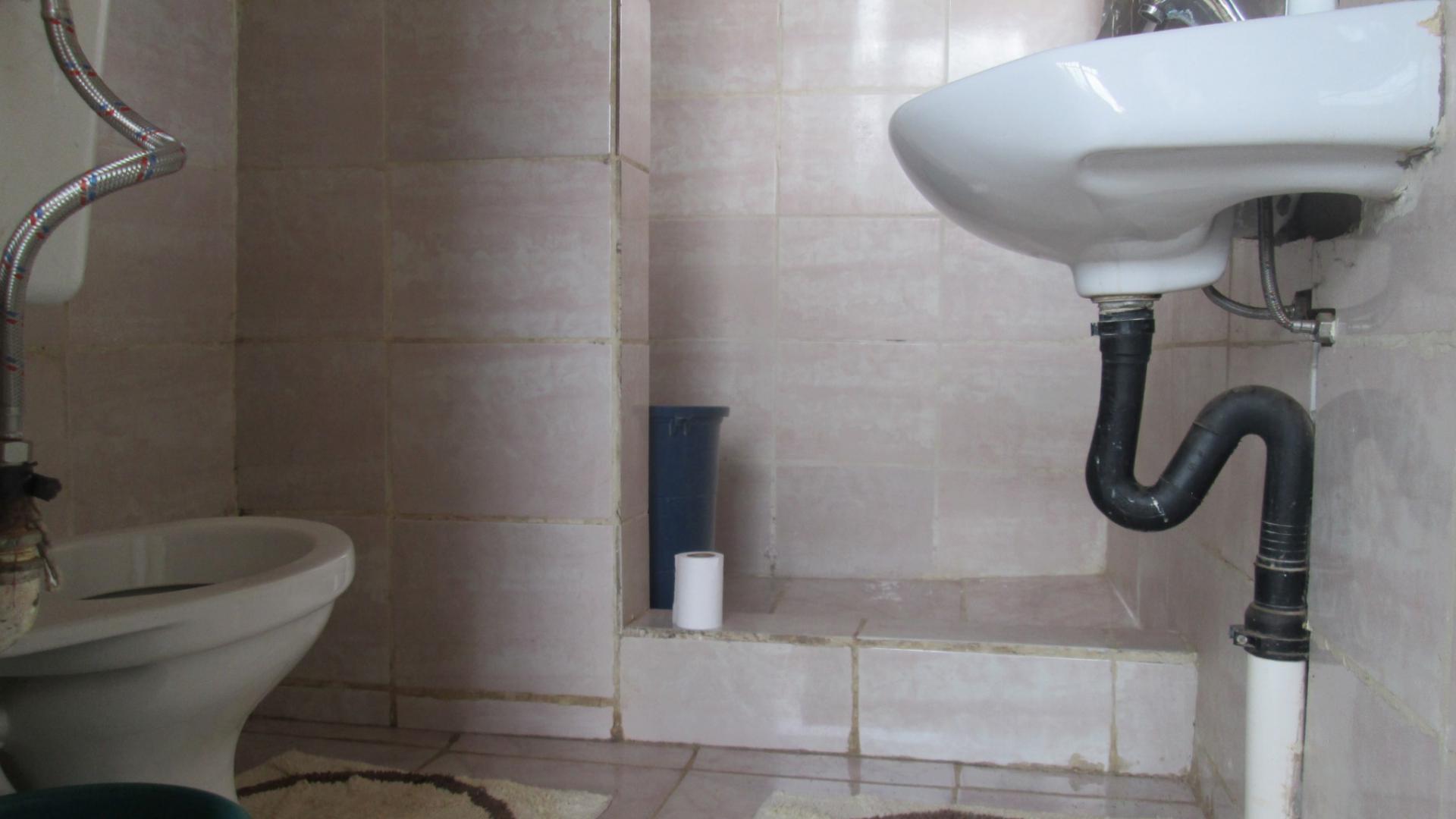 Bathroom 1 - 4 square meters of property in The Balmoral Estates