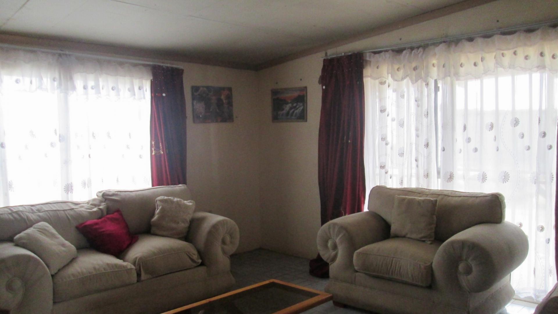 Lounges - 23 square meters of property in The Balmoral Estates