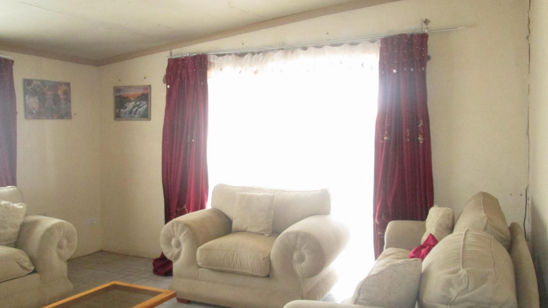 Lounges - 23 square meters of property in The Balmoral Estates