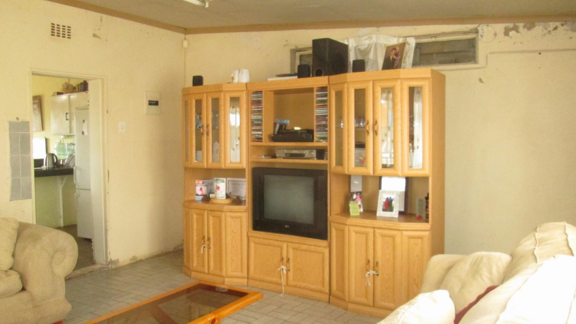 Lounges - 23 square meters of property in The Balmoral Estates