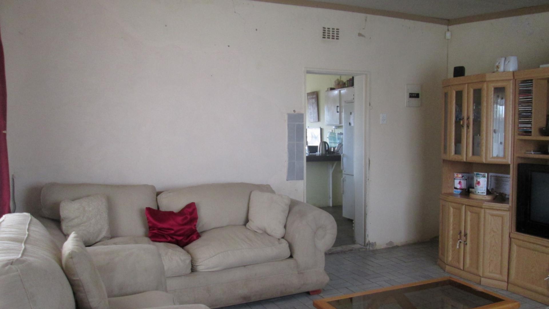 Lounges - 23 square meters of property in The Balmoral Estates