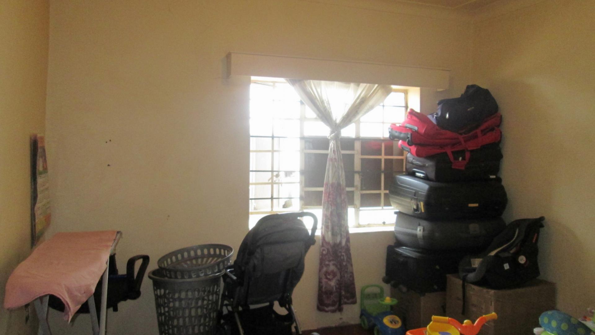 Bed Room 1 - 13 square meters of property in The Balmoral Estates