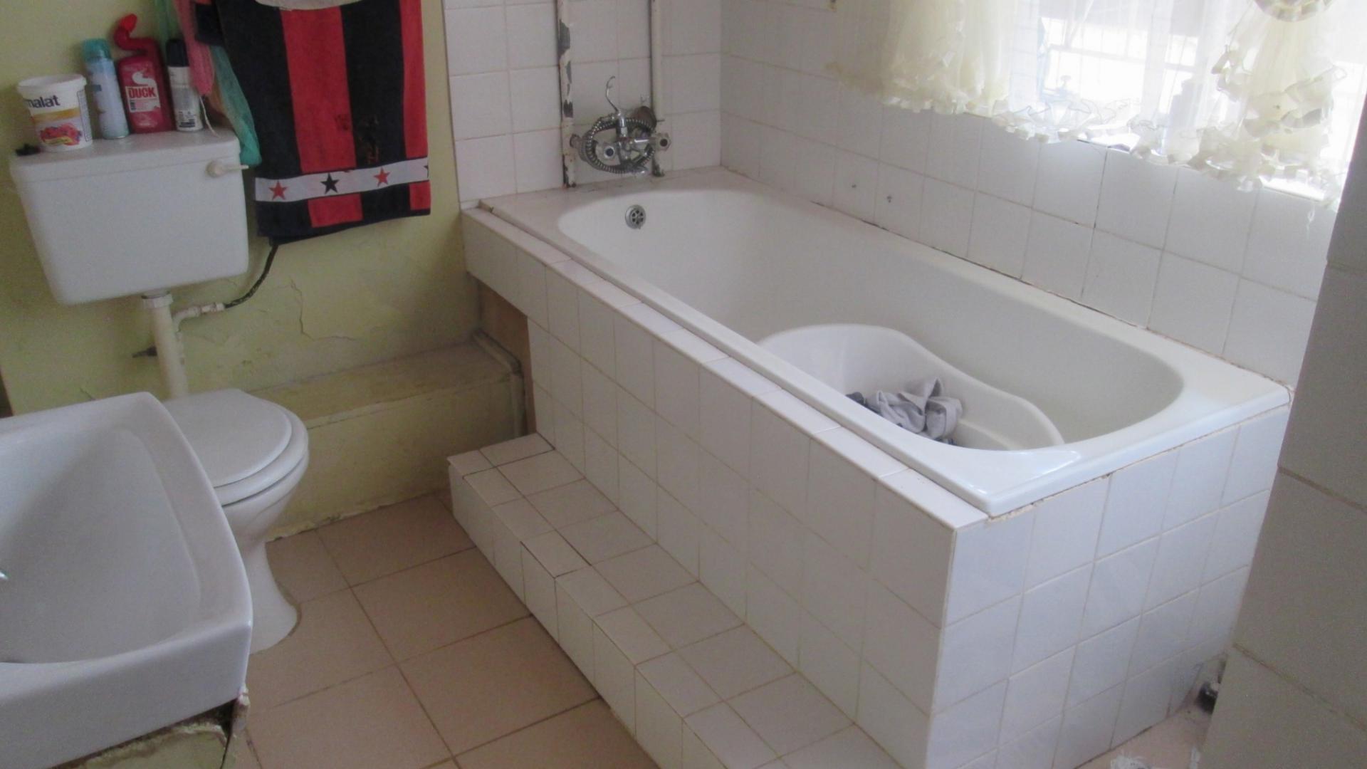 Main Bathroom - 14 square meters of property in The Balmoral Estates