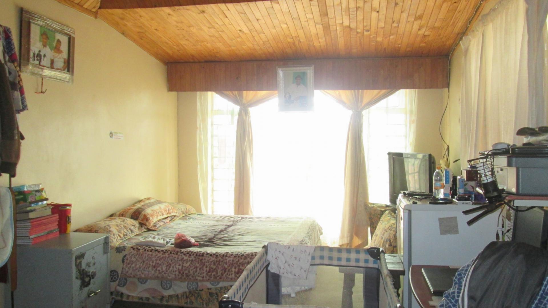 Main Bedroom - 25 square meters of property in The Balmoral Estates