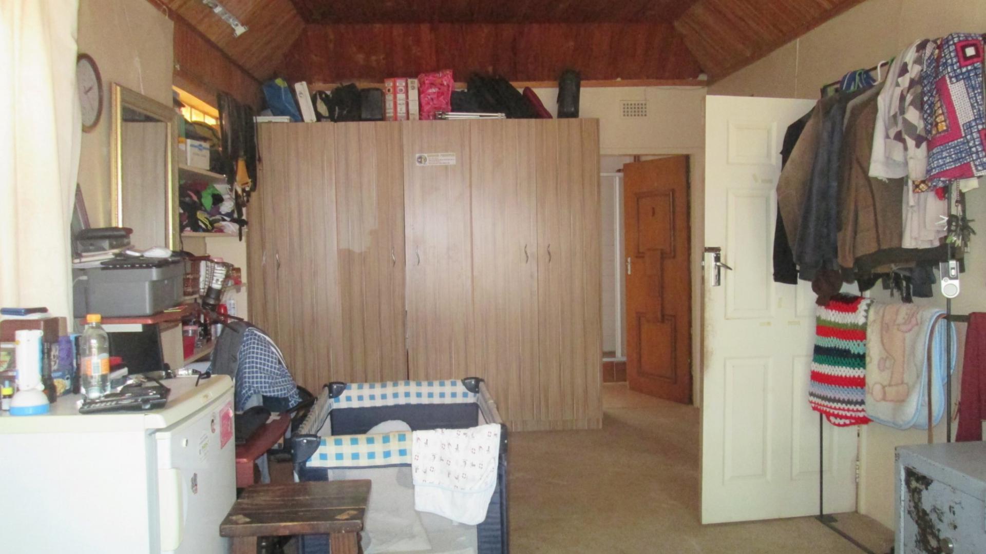 Main Bedroom - 25 square meters of property in The Balmoral Estates