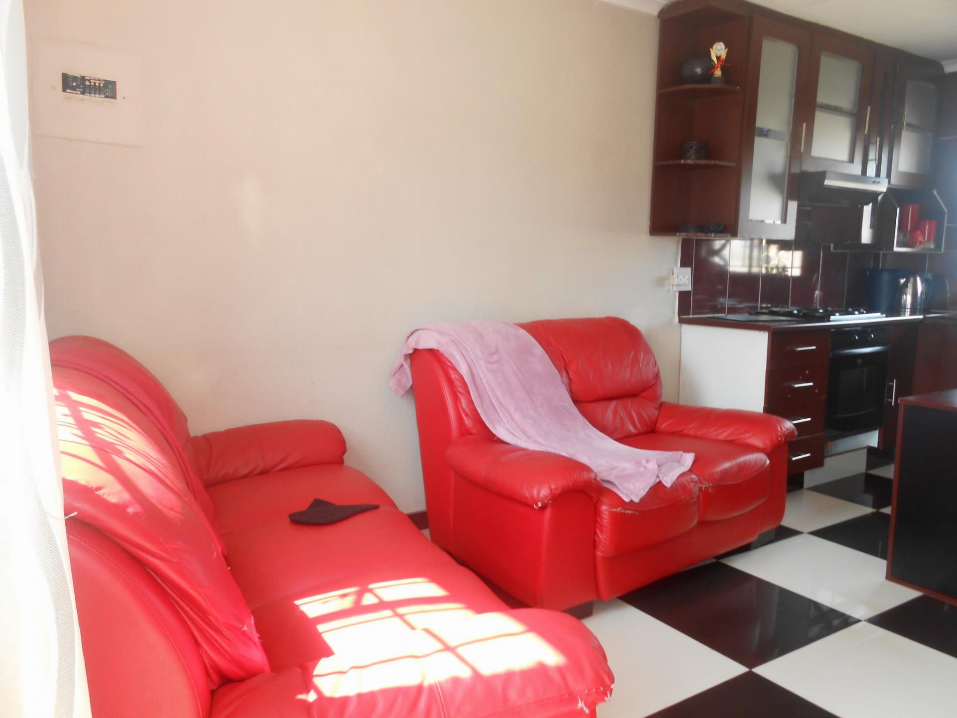 Lounges - 13 square meters of property in Naturena