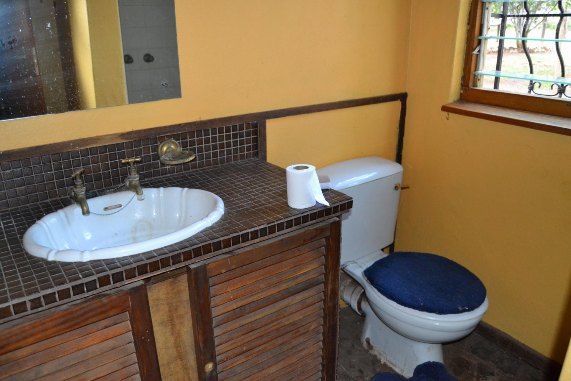 Bathroom 2 - 6 square meters of property in Pretoria Rural