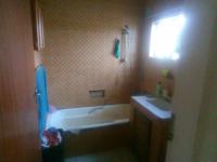 Bathroom 3+ of property in De Deur