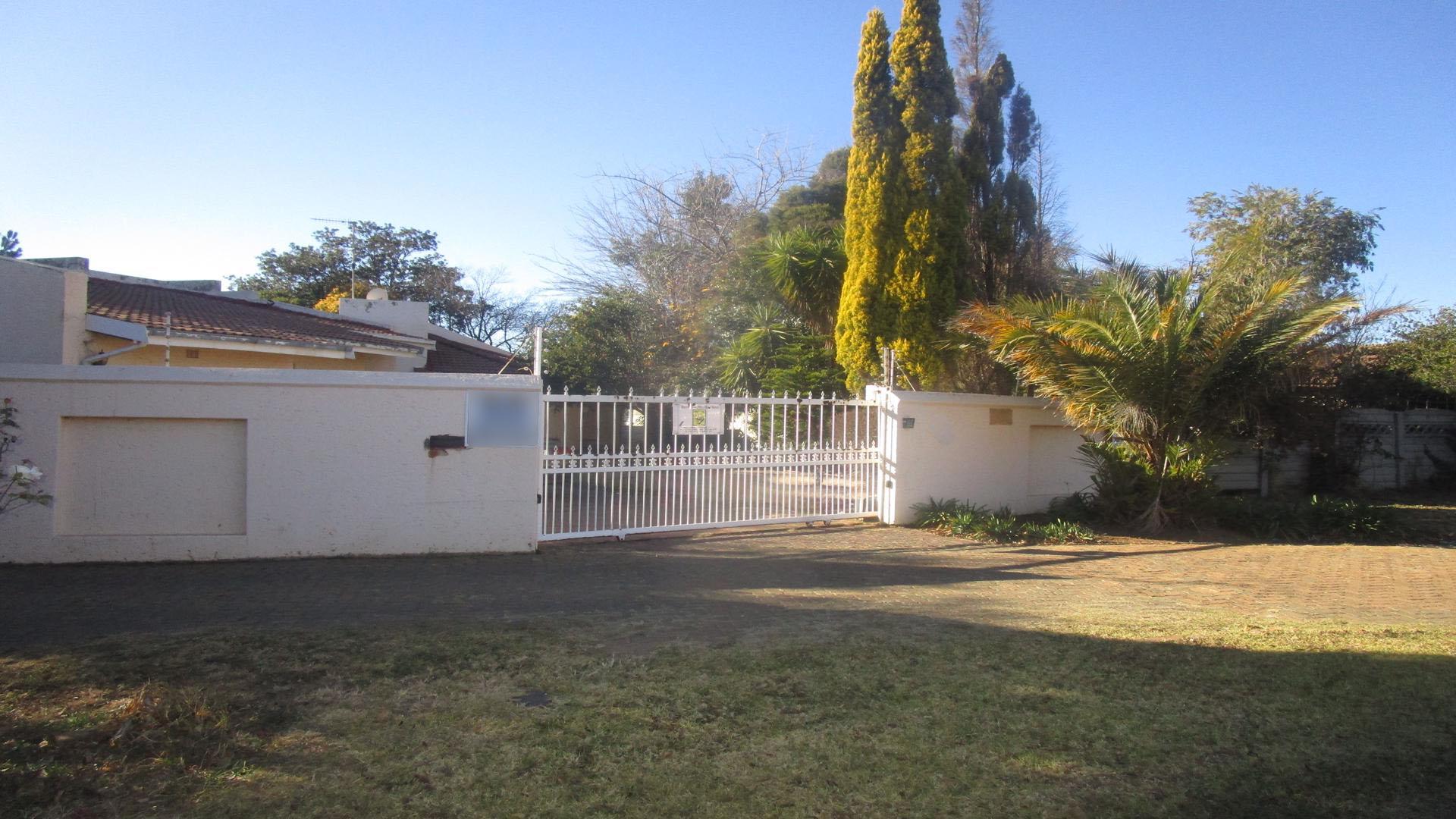 Front View of property in Meredale