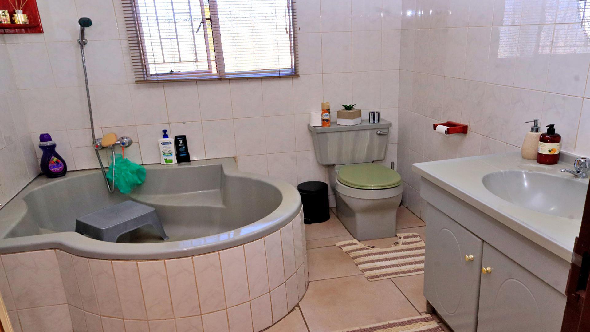 Bathroom 1 of property in Erasmia
