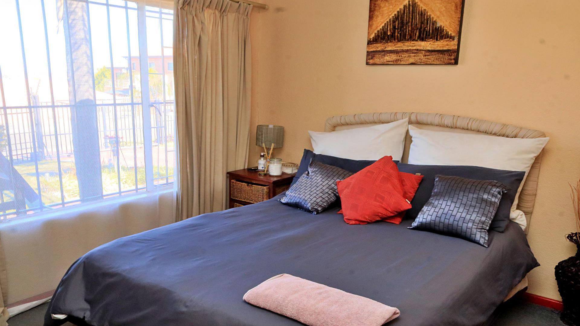 Bed Room 1 of property in Erasmia