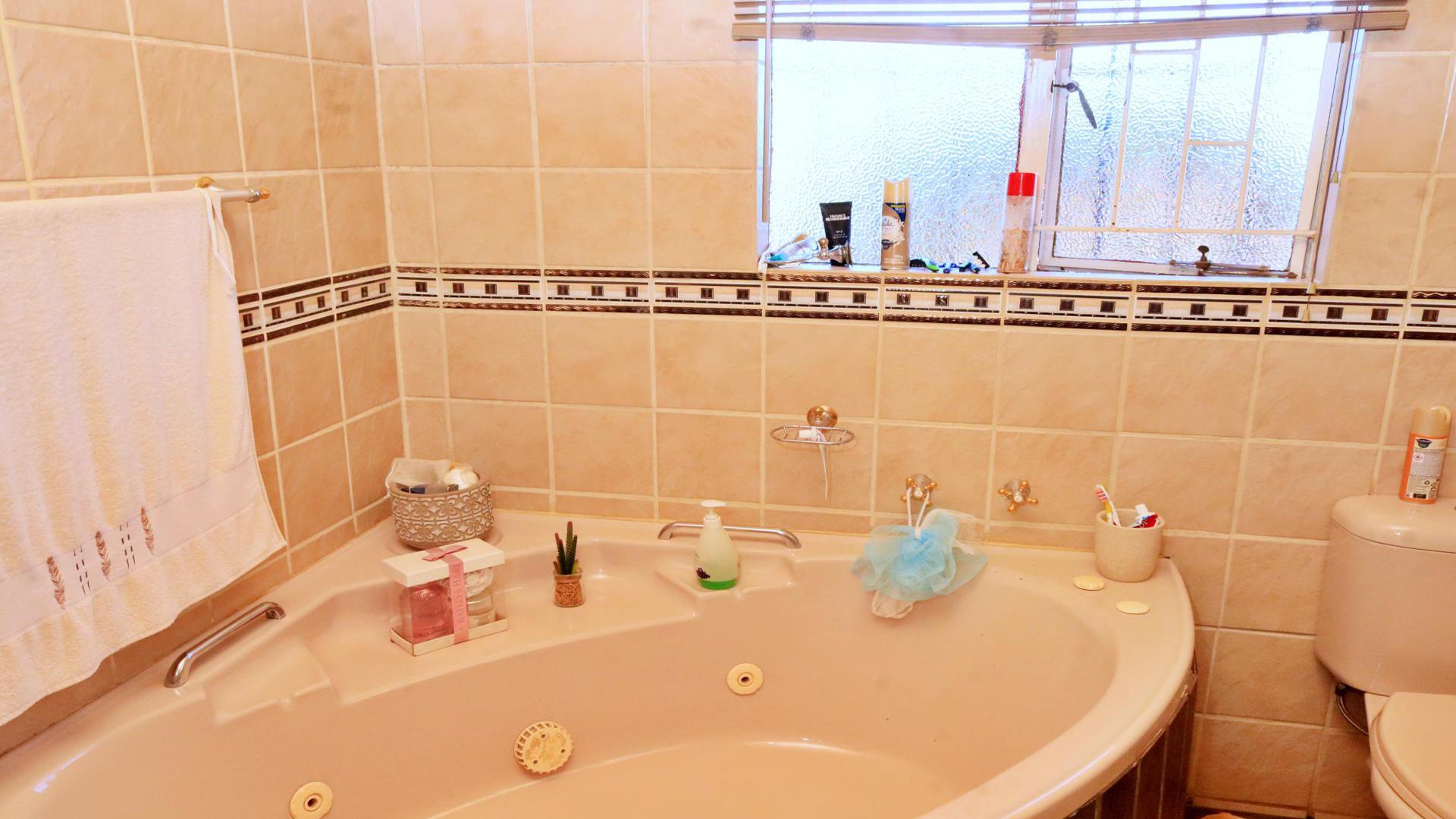 Bathroom 2 of property in Erasmia