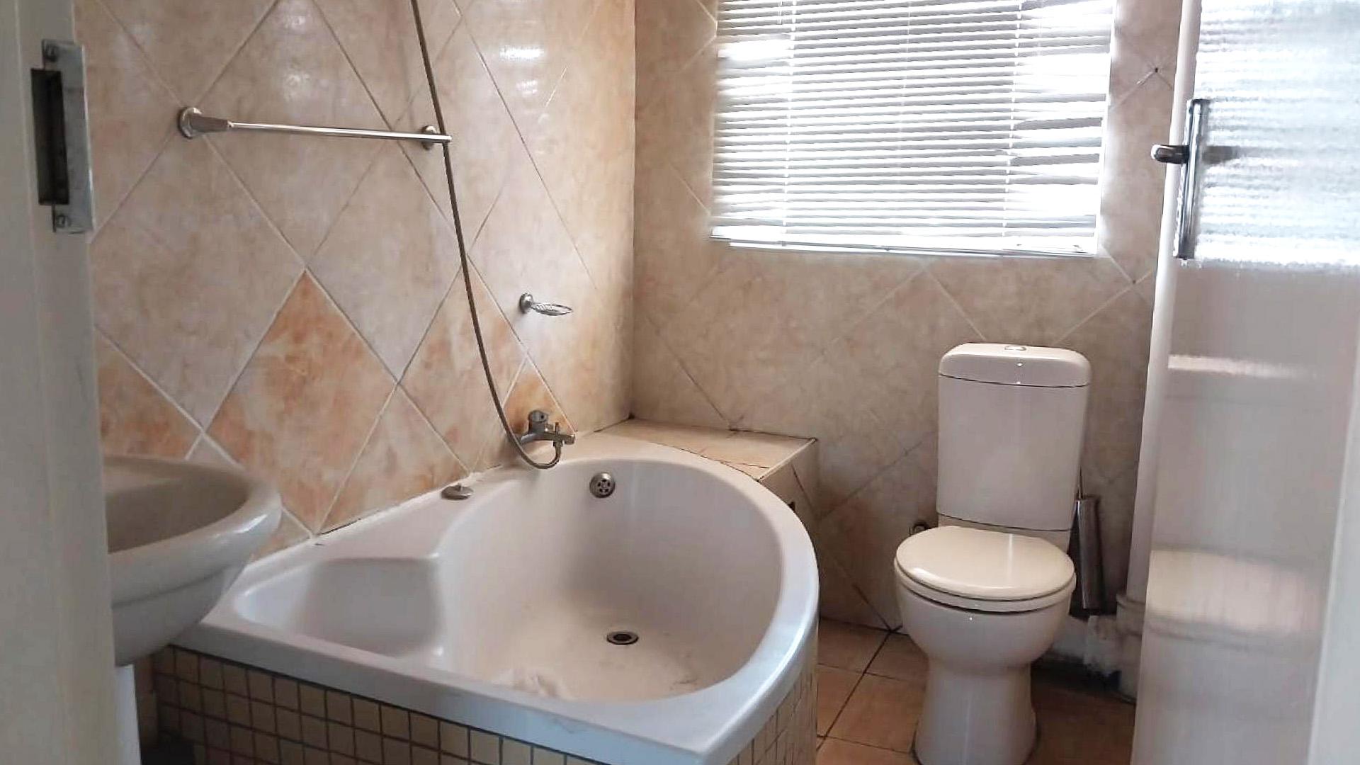 Bathroom 1 - 5 square meters of property in Benoni