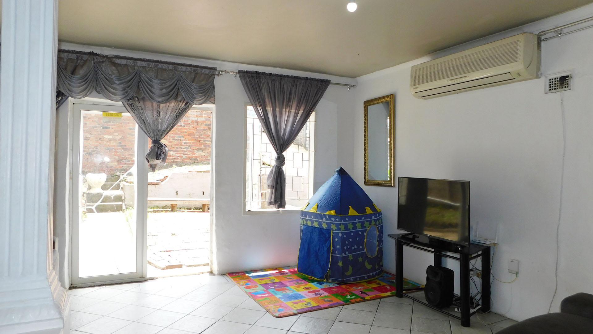 Lounges - 19 square meters of property in Newlands East