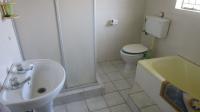 Main Bathroom - 7 square meters of property in Sherwood Gardens