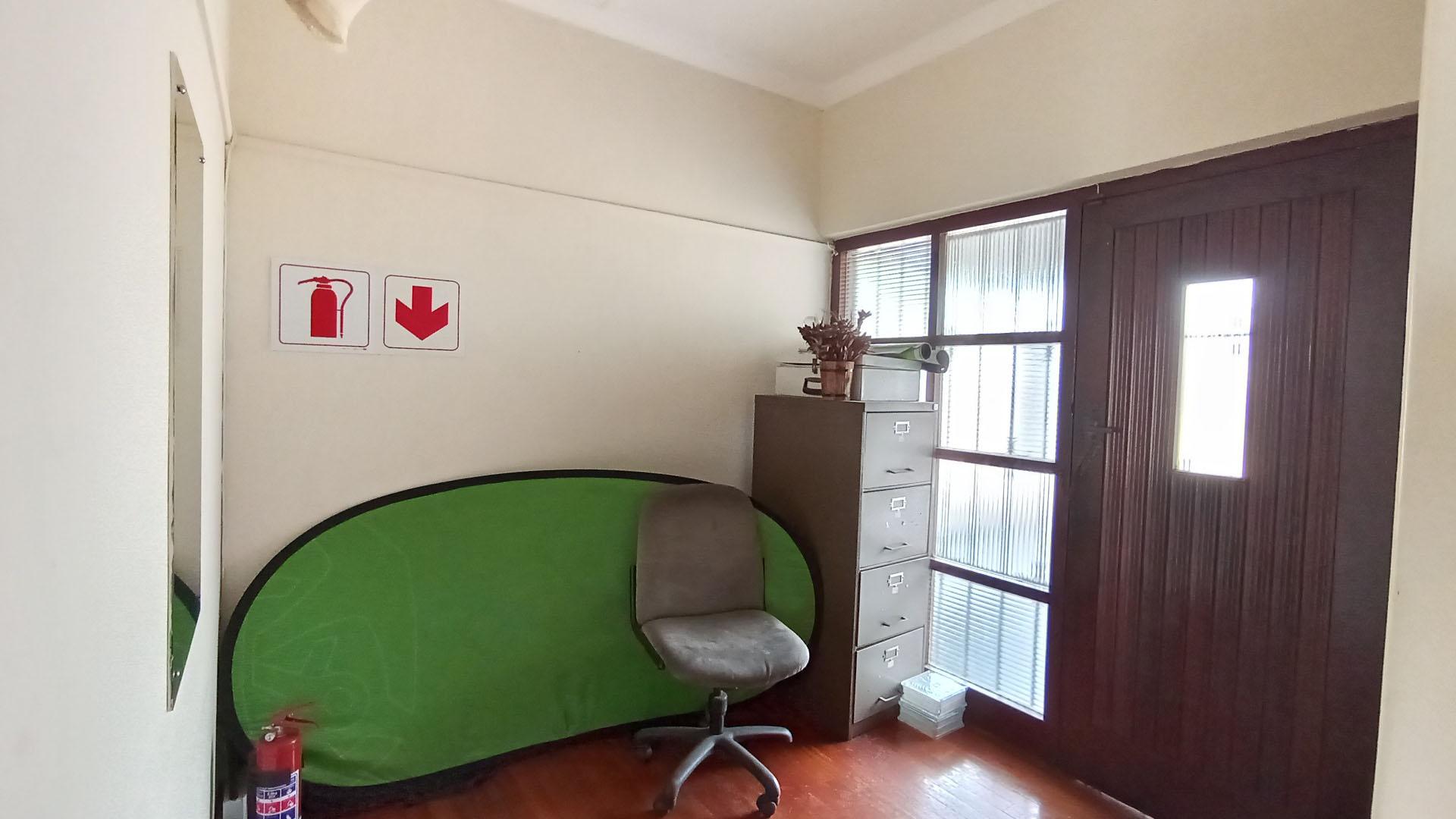 Spaces - 10 square meters of property in Montclair (Dbn)