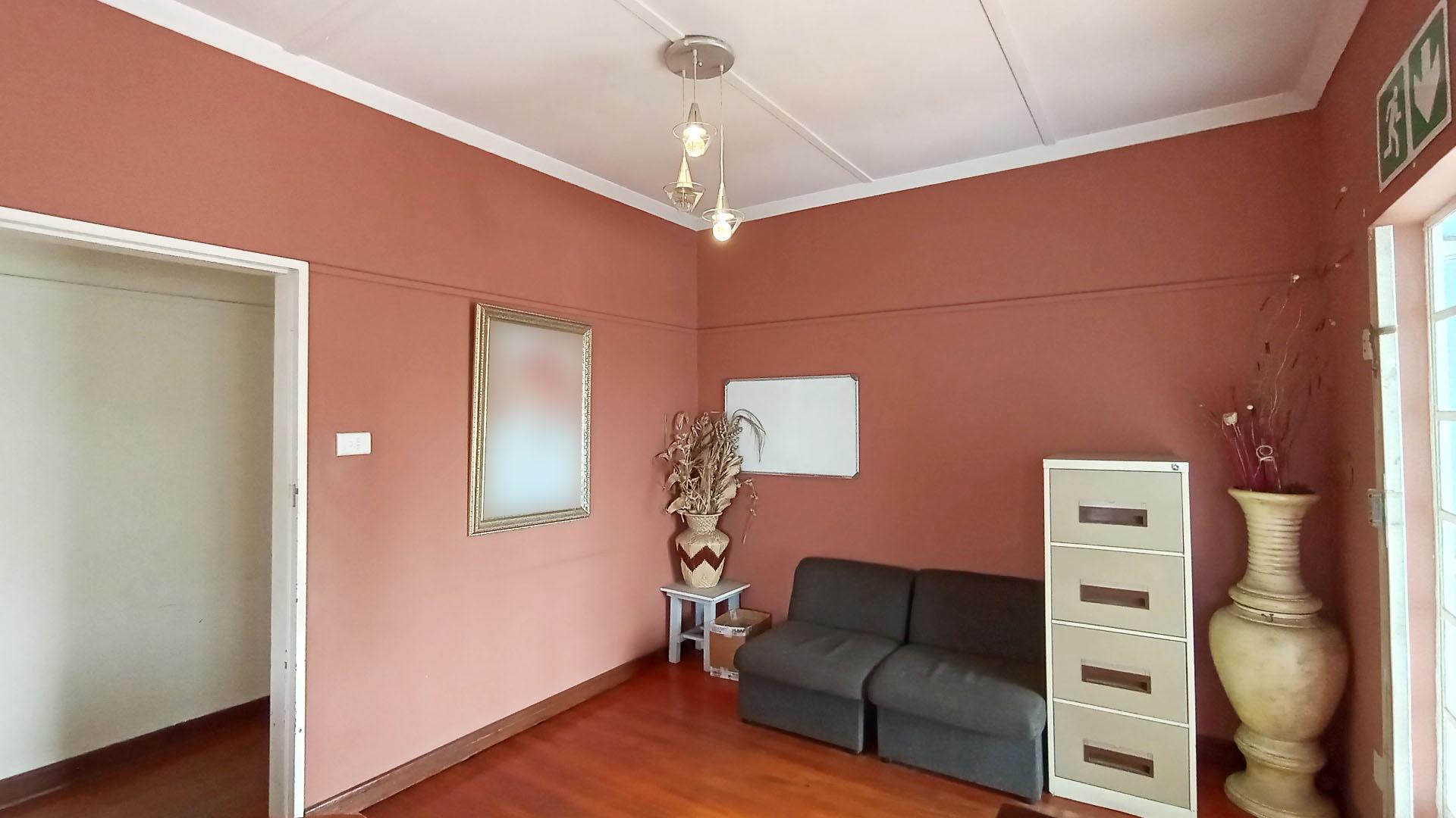 Spaces - 10 square meters of property in Montclair (Dbn)