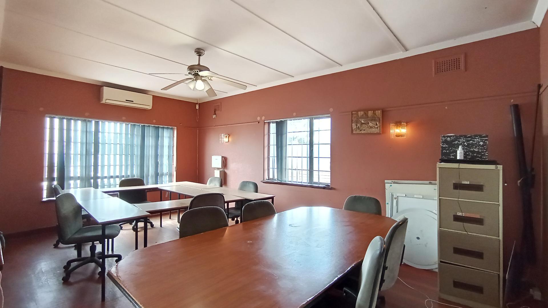 Lounges - 28 square meters of property in Montclair (Dbn)