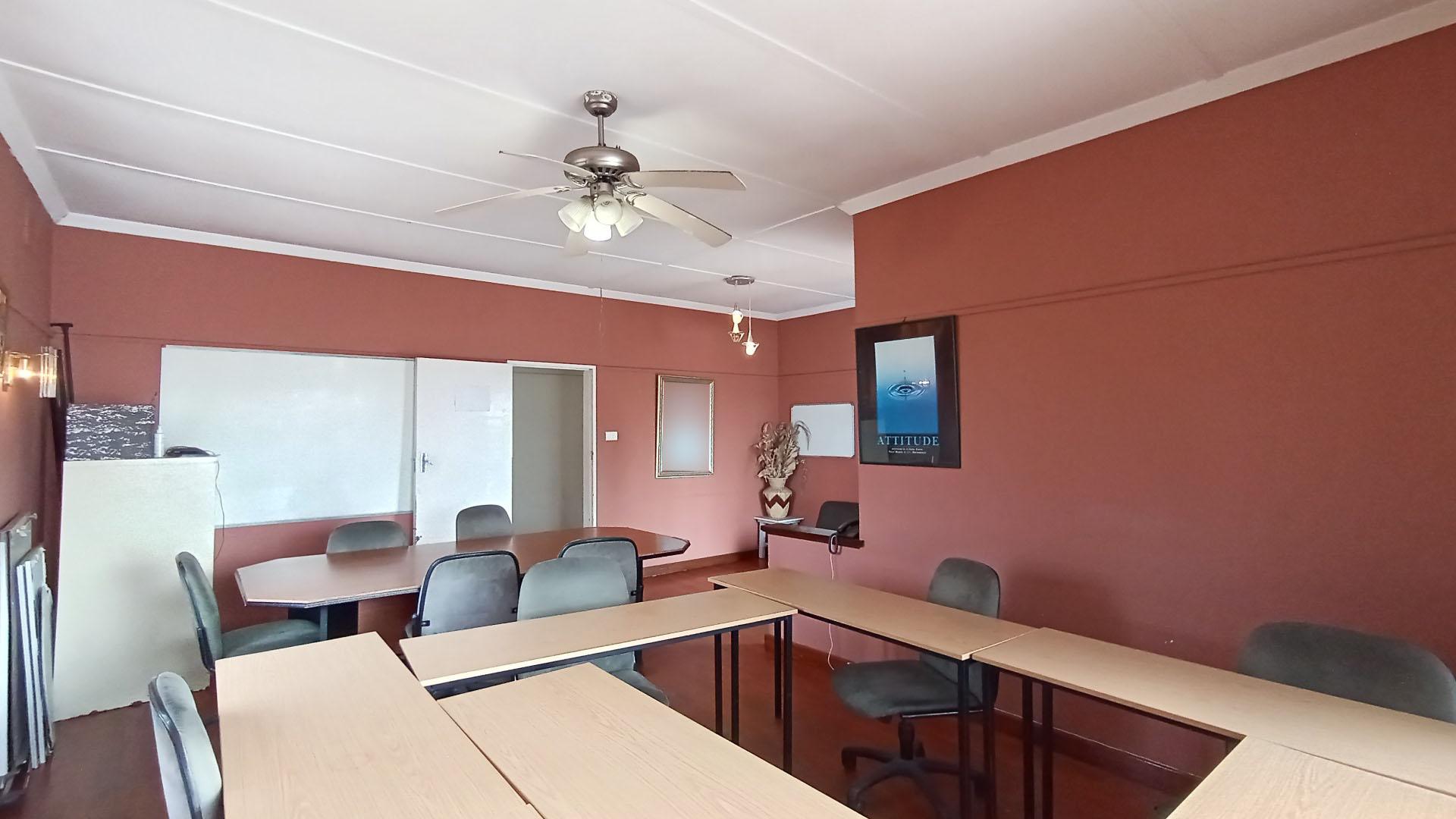 Lounges - 28 square meters of property in Montclair (Dbn)