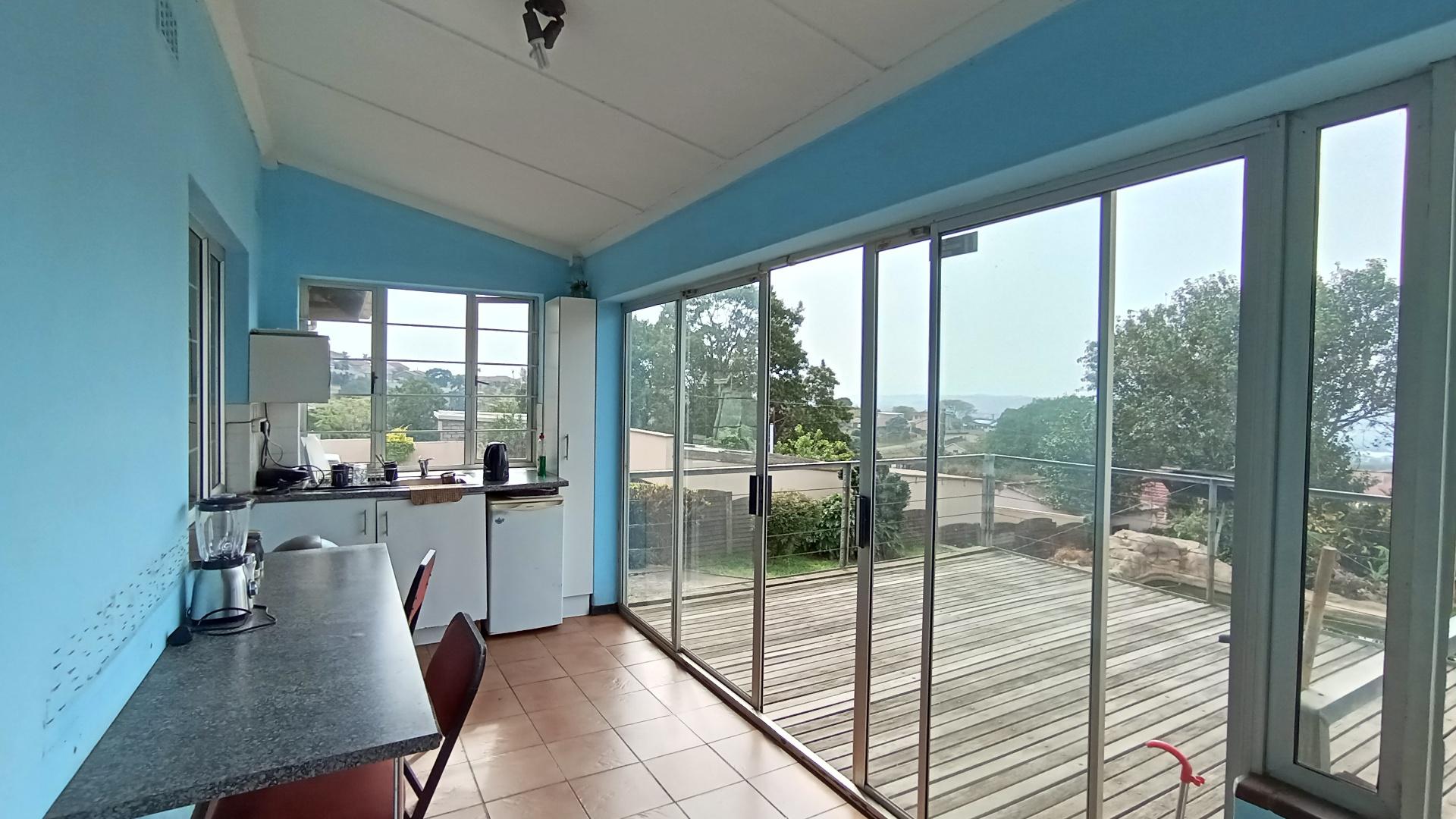 Kitchen - 12 square meters of property in Montclair (Dbn)