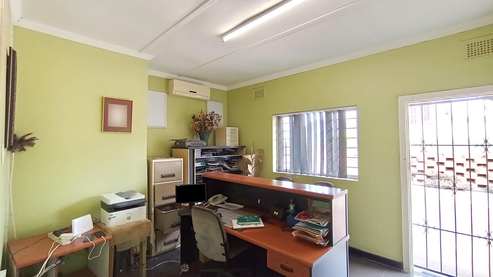 Bed Room 1 - 14 square meters of property in Montclair (Dbn)