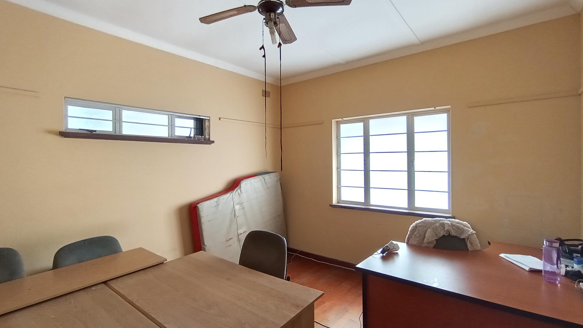 Bed Room 2 - 17 square meters of property in Montclair (Dbn)