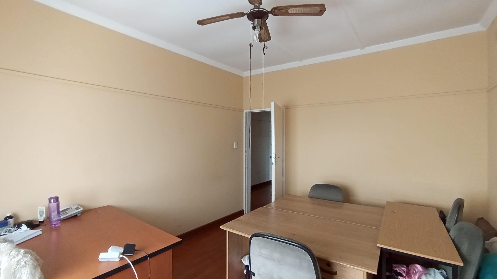 Bed Room 2 - 17 square meters of property in Montclair (Dbn)