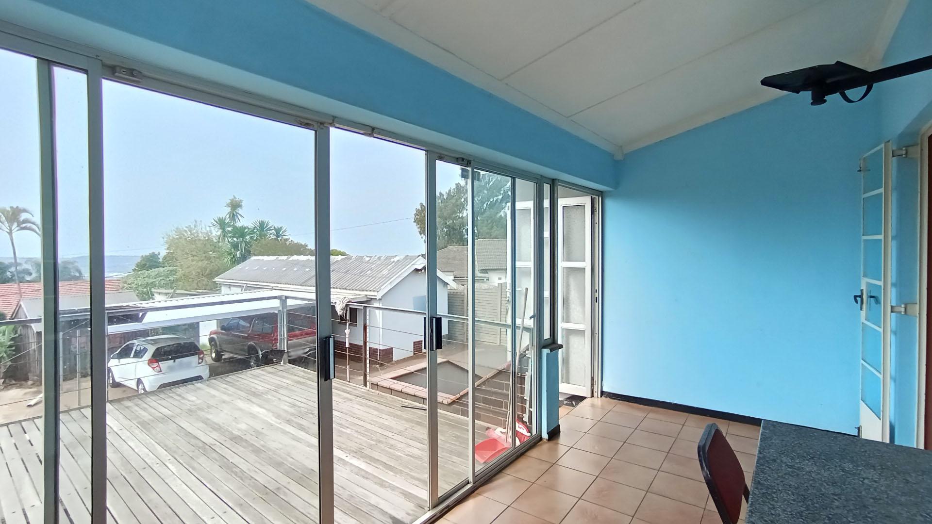 Kitchen - 12 square meters of property in Montclair (Dbn)