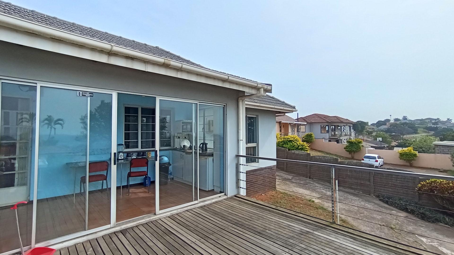 Balcony - 15 square meters of property in Montclair (Dbn)