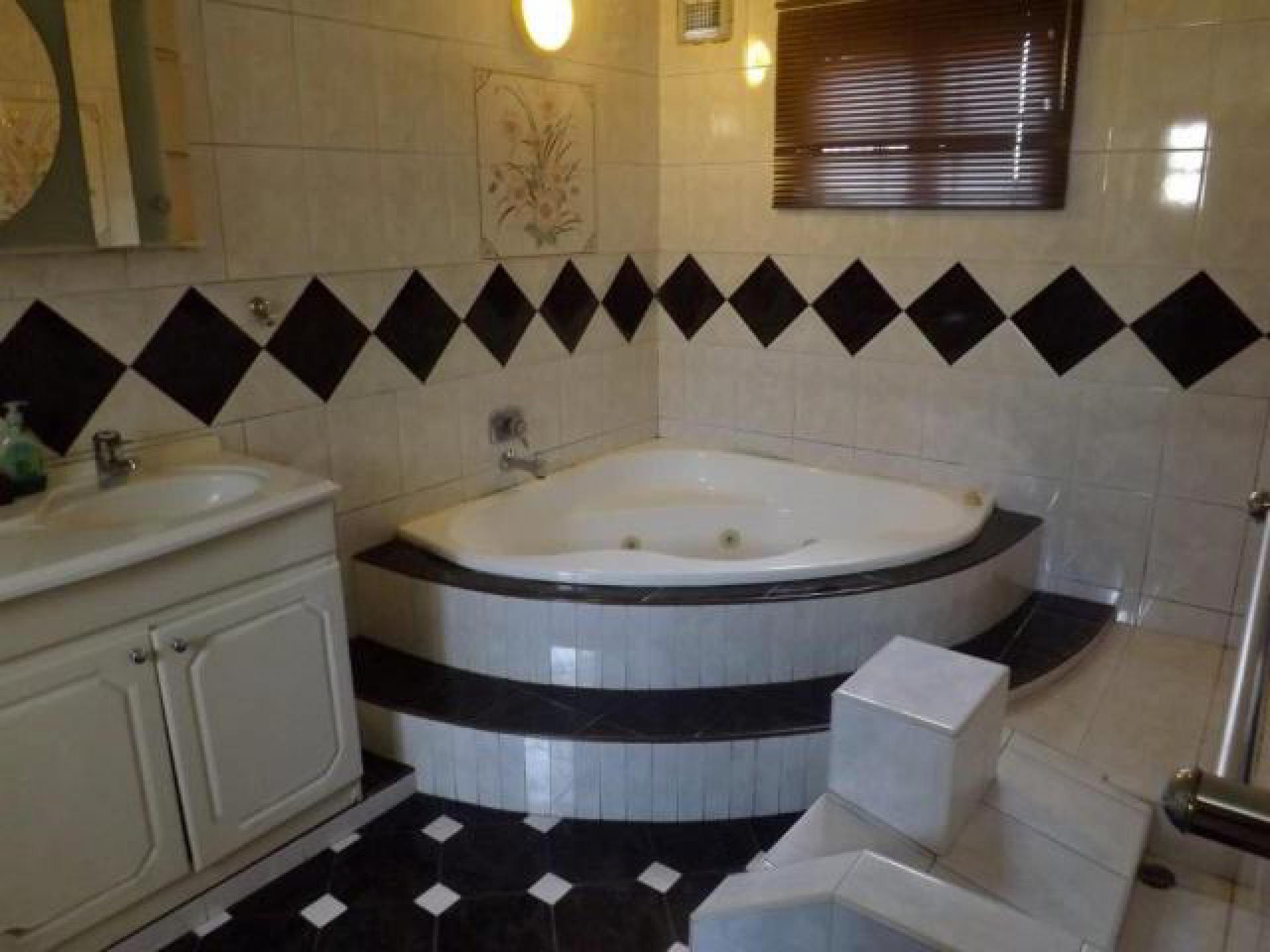 Main Bathroom of property in Bonela