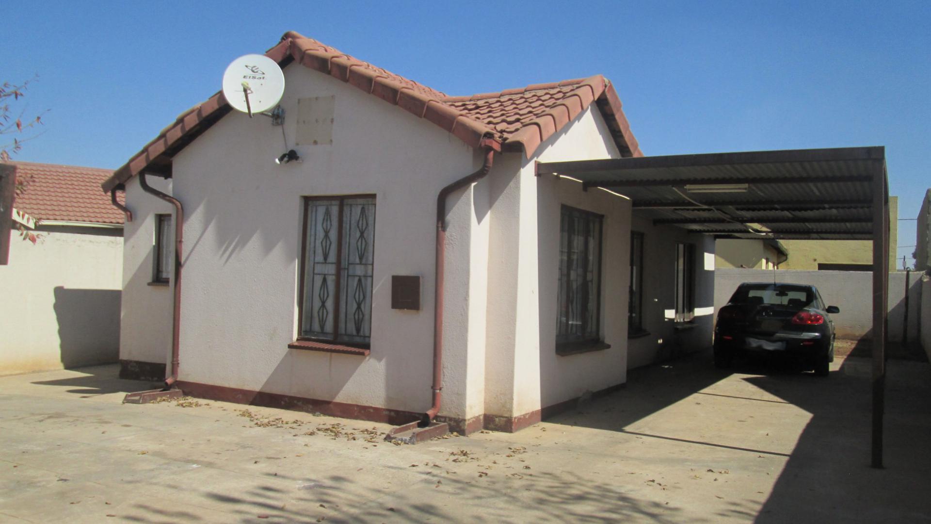 Front View of property in Roodekop