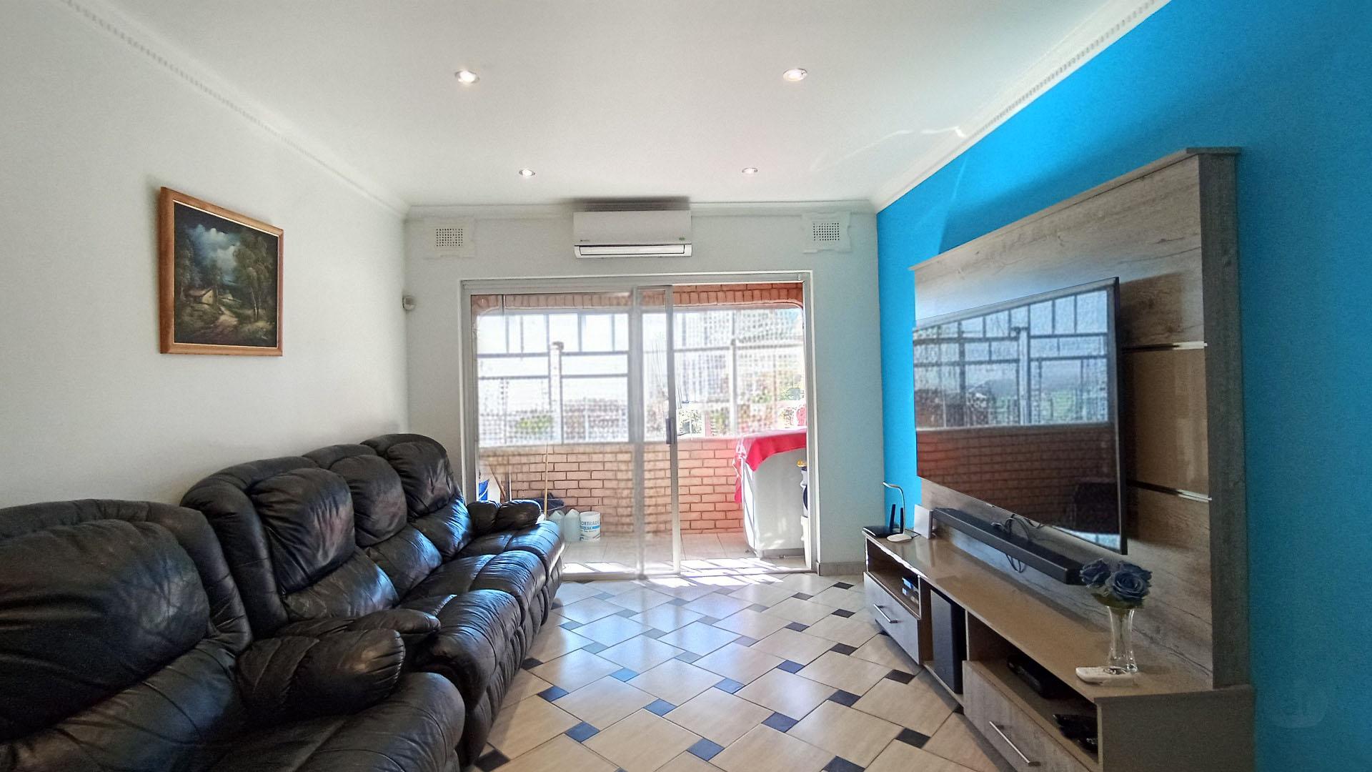 Lounges - 12 square meters of property in Palmiet