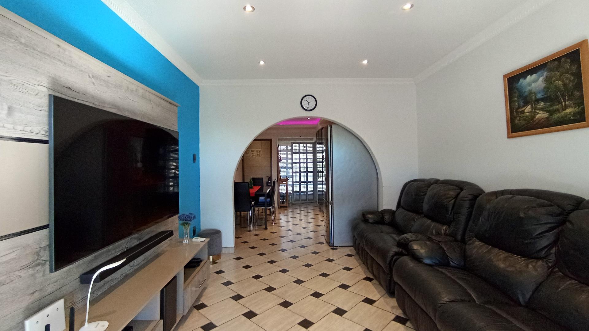 Lounges - 12 square meters of property in Palmiet