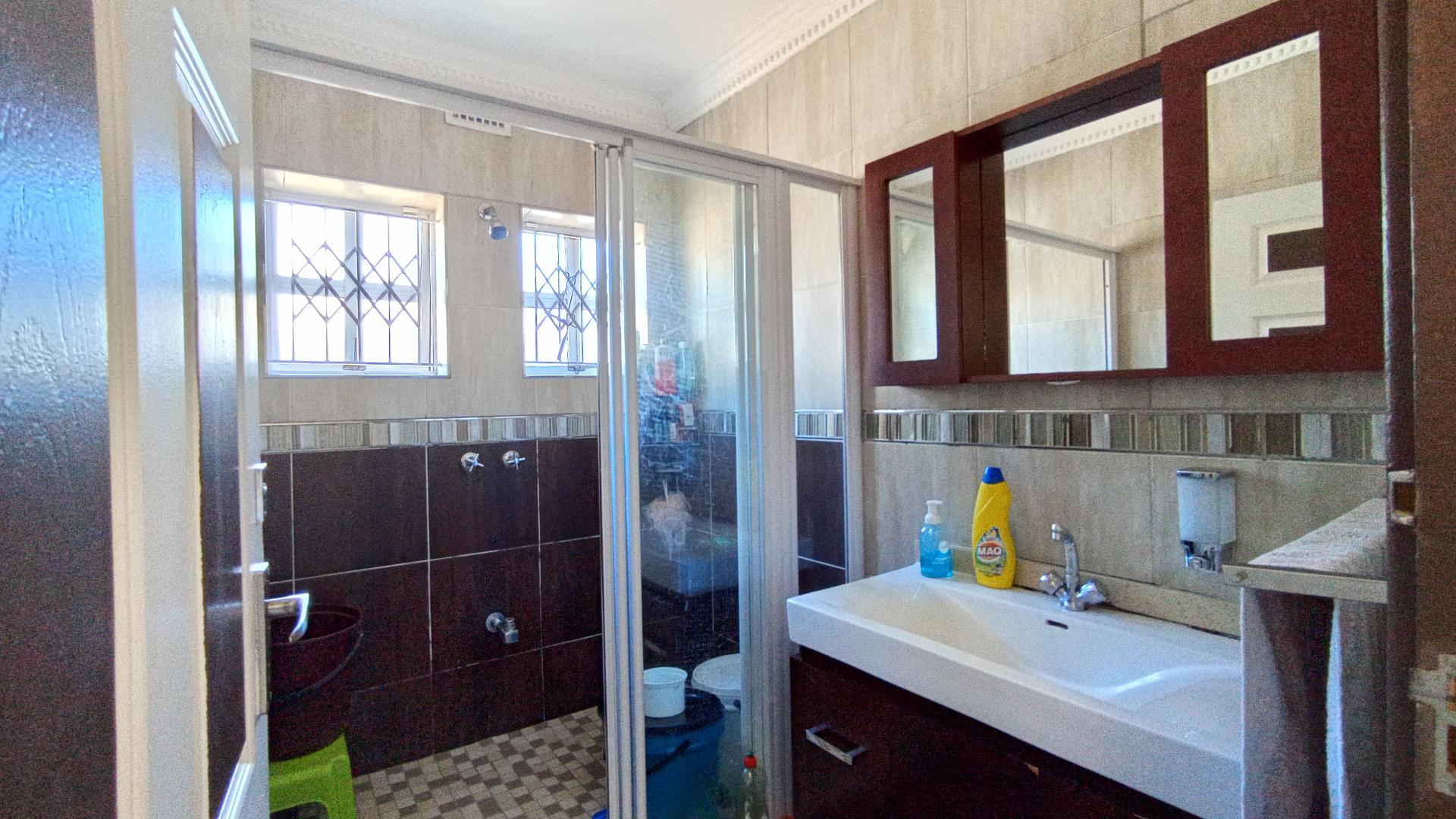 Bathroom 1 - 6 square meters of property in Palmiet